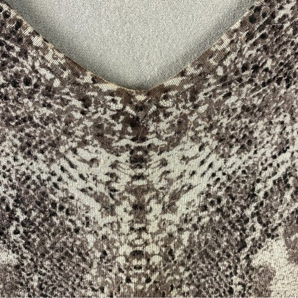 Paraphrase Boho Casual Chic Animal Print V Neck Long Sleeve Sweater Medium Grey - Picture 4 of 9